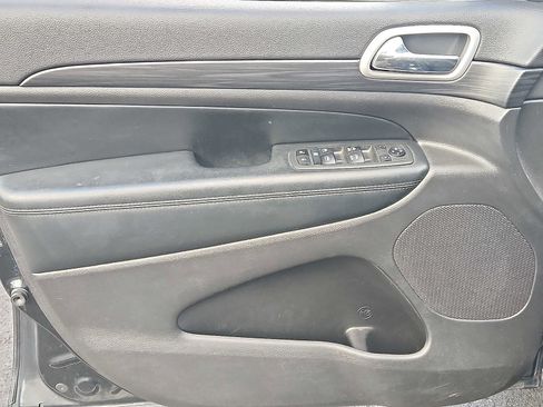 Used 2021 Jeep Grand Cherokee Laredo X image 12