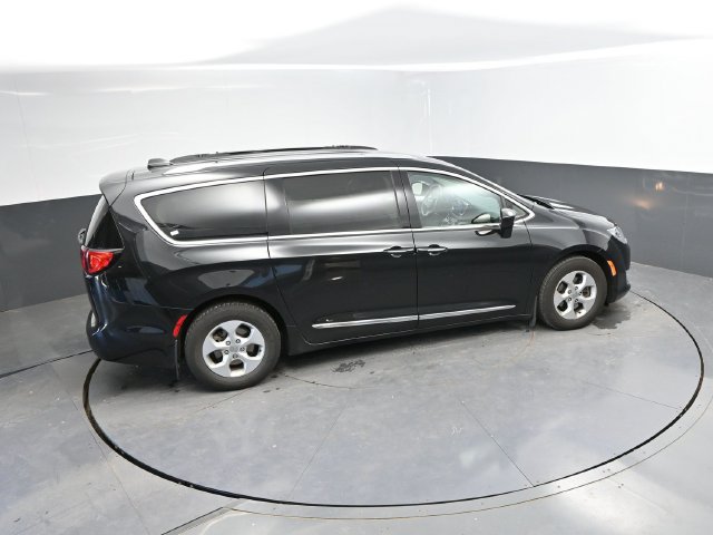 Used 2017 Chrysler Pacifica Touring-L Plus FWD image 36