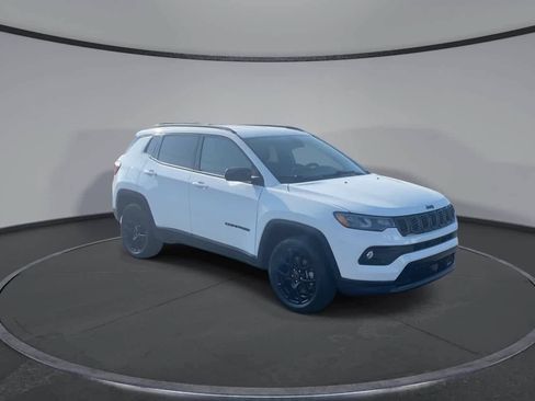 Used 2025 Jeep Compass Latitude w/ Convenience Group AWD/4WD image 2