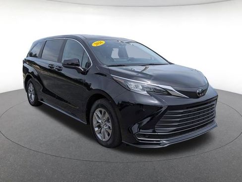 Used 2026 Toyota Sienna LE FWD image 8