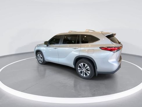 Used 2023 Toyota Highlander XLE AWD/4WD image 6