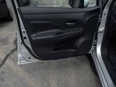 Used 2025 Nissan Versa SV FWD image 18