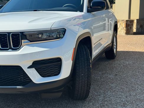 Used 2023 Jeep Grand Cherokee Laredo RWD image 3
