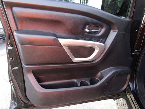 Used 2018 Nissan Titan SV image 9