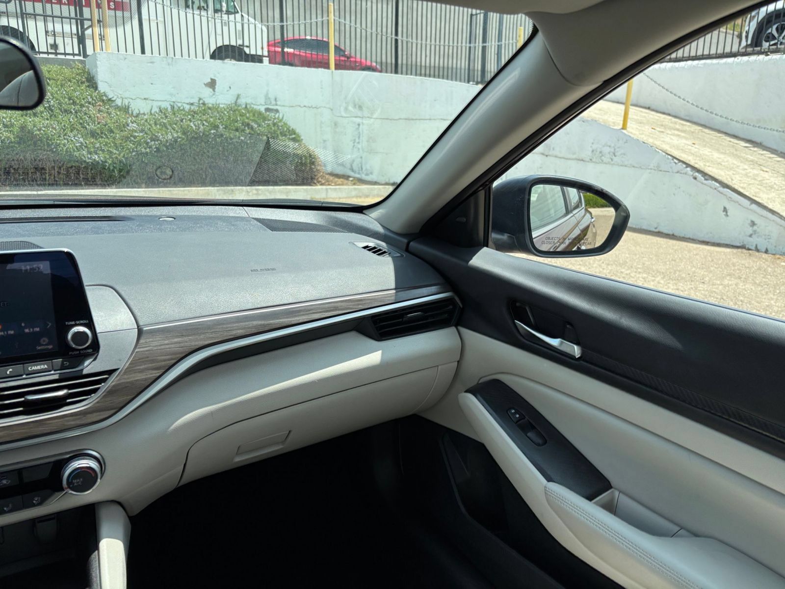 Used 2025 Nissan Altima 2.5 SV FWD image 34