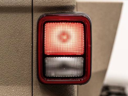 Used 2025 Jeep Gladiator Sport image 35