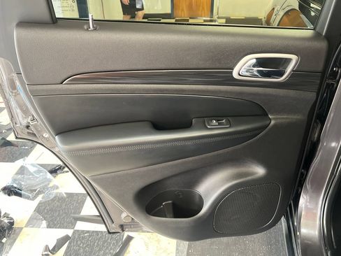 Used 2021 Jeep Grand Cherokee Laredo AWD/4WD image 41