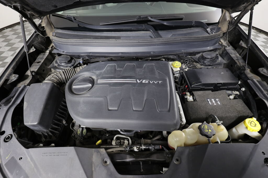 Used 2019 Jeep Cherokee Latitude Plus w/ Comfort/Convenience Group FWD image 39