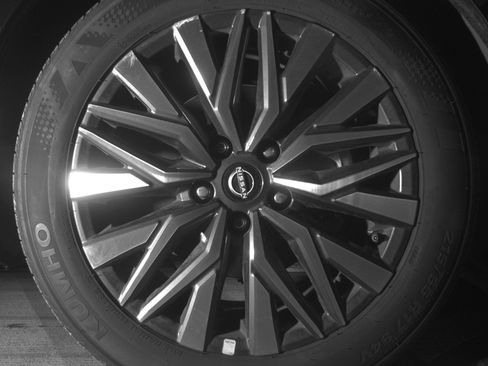 Used 2025 Nissan Altima 2.5 SV FWD image 13