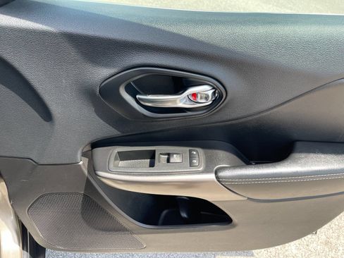 Used 2019 Jeep Cherokee Latitude Plus FWD image 19