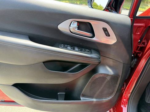 Used 2025 Chrysler Pacifica Limited FWD image 19