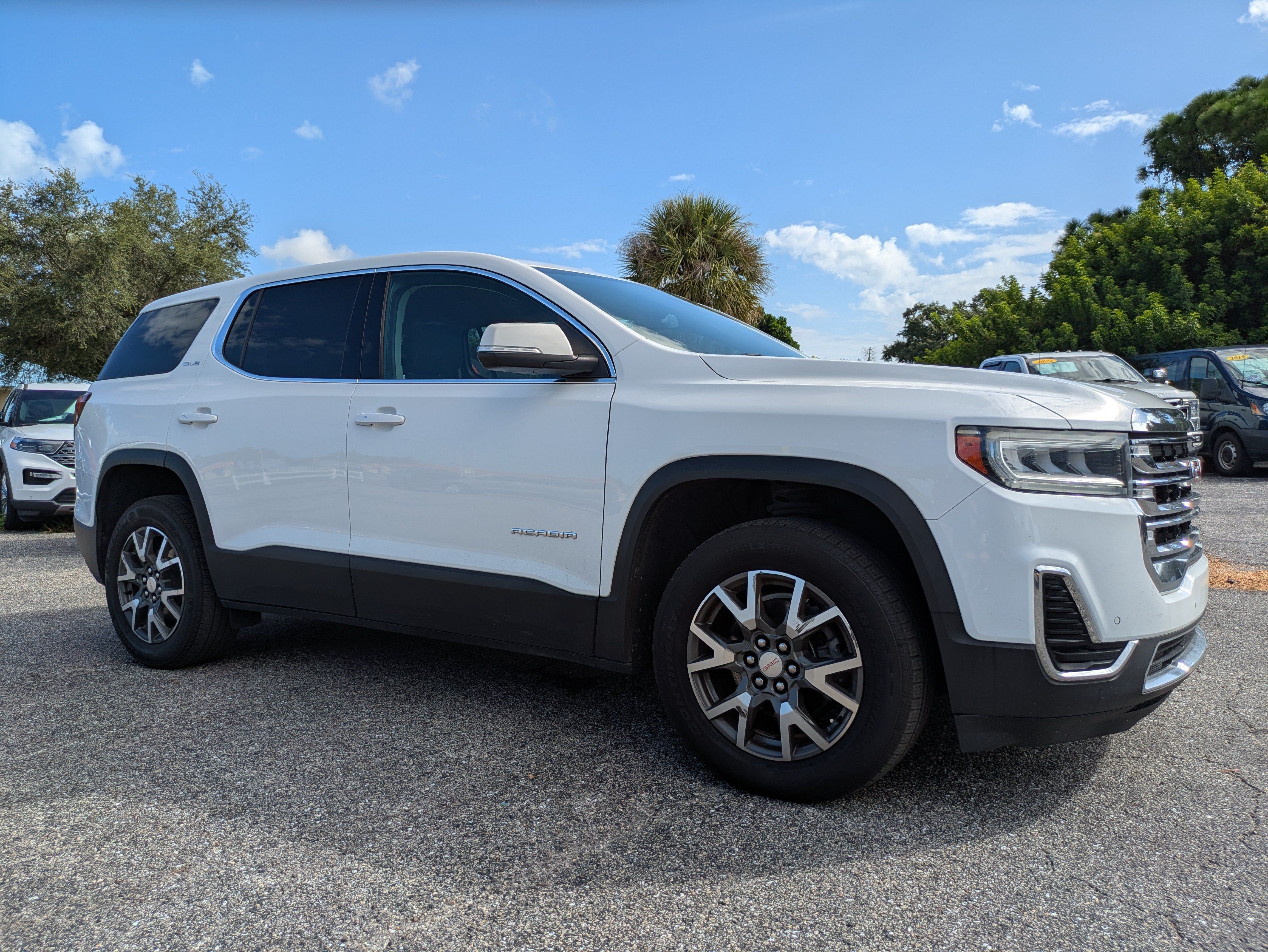 Used 2023 GMC Acadia SLE FWD image 2