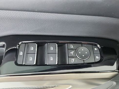 Used 2024 Nissan Pathfinder Platinum FWD image 17