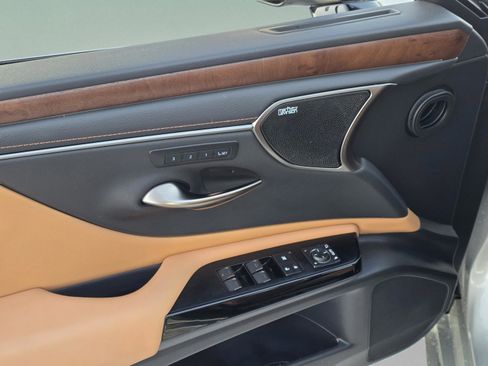 Used 2025 Lexus ES 350 Ultra Luxury w/ Accessory Package (Z1) image 12