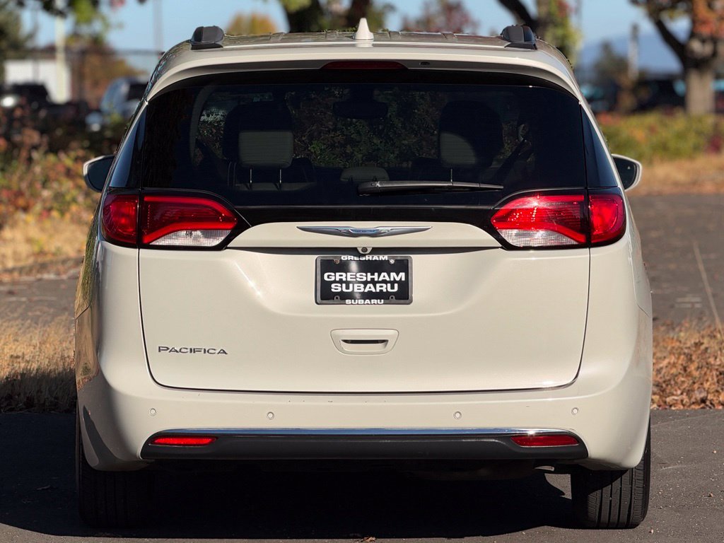 Used 2017 Chrysler Pacifica Touring-L FWD image 6