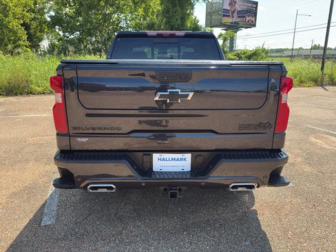 Used 2023 Chevrolet Silverado 1500 High Country w/ Technology Package AWD/4WD image 5
