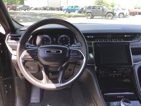 Used 2025 Jeep Grand Cherokee Laredo X AWD/4WD image 9