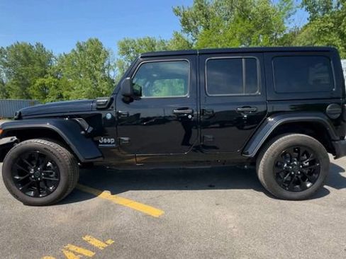 Used 2025 Jeep Wrangler Unlimited Sahara w/ Safety Group AWD/4WD image 5