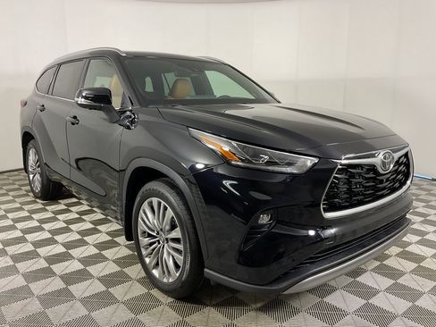 New 2026 Toyota Highlander Platinum AWD/4WD image 1