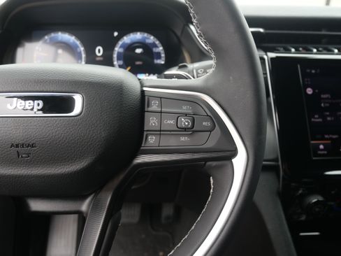 Used 2025 Jeep Grand Cherokee L Altitude image 14