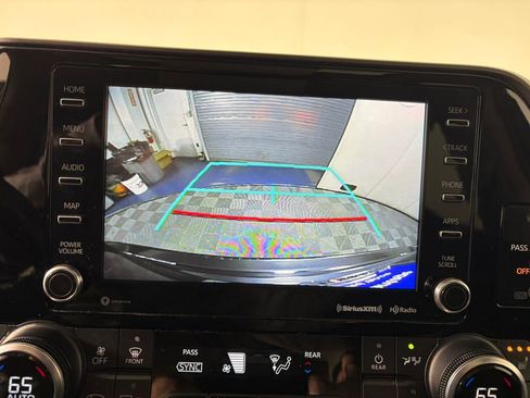 Used 2021 Toyota Highlander XLE AWD/4WD image 19
