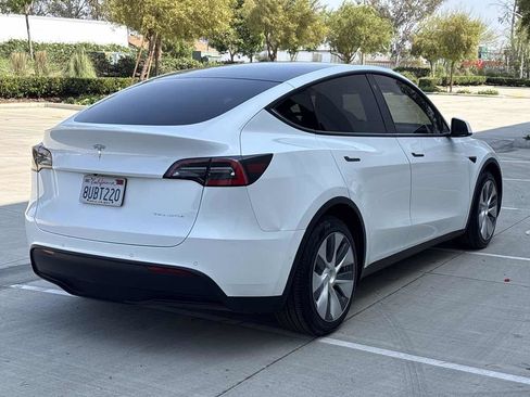 Used 2021 Tesla Model Y Long Range AWD/4WD image 3