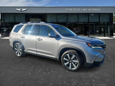 Used 2025 Honda Pilot Elite image 3