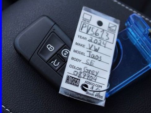 Used 2024 Volkswagen Taos SE image 33