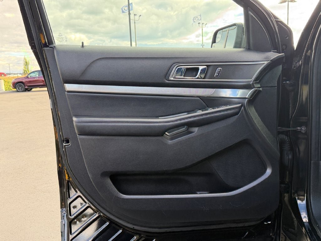 Used 2018 Ford Explorer XLT w/ Equipment Group 201A AWD/4WD image 21