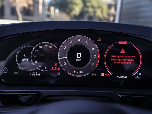 Used 2025 Porsche Cayenne image 13