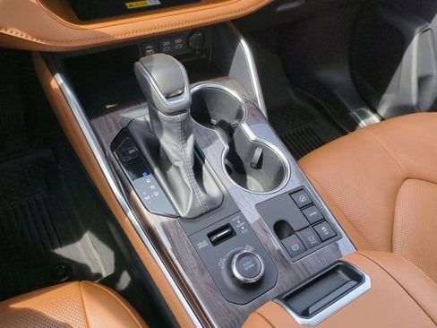 Certified 2025 Toyota Highlander Platinum image 15