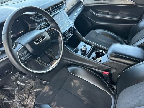 Used 2024 Jeep Grand Cherokee Altitude RWD image 12