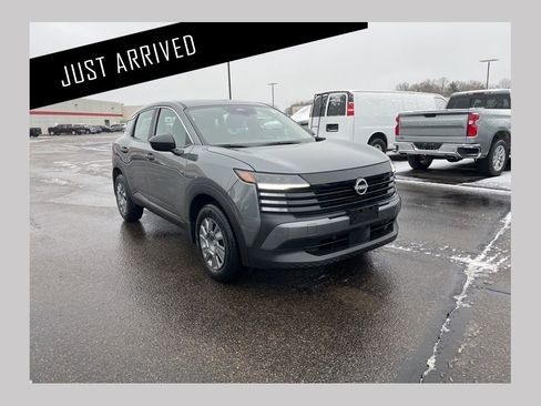 Used 2025 Nissan Kicks S image 1