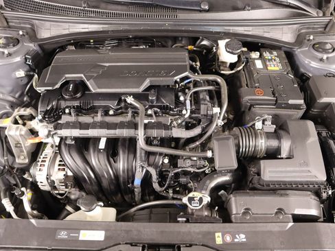 Used 2024 Hyundai Elantra SE FWD image 18