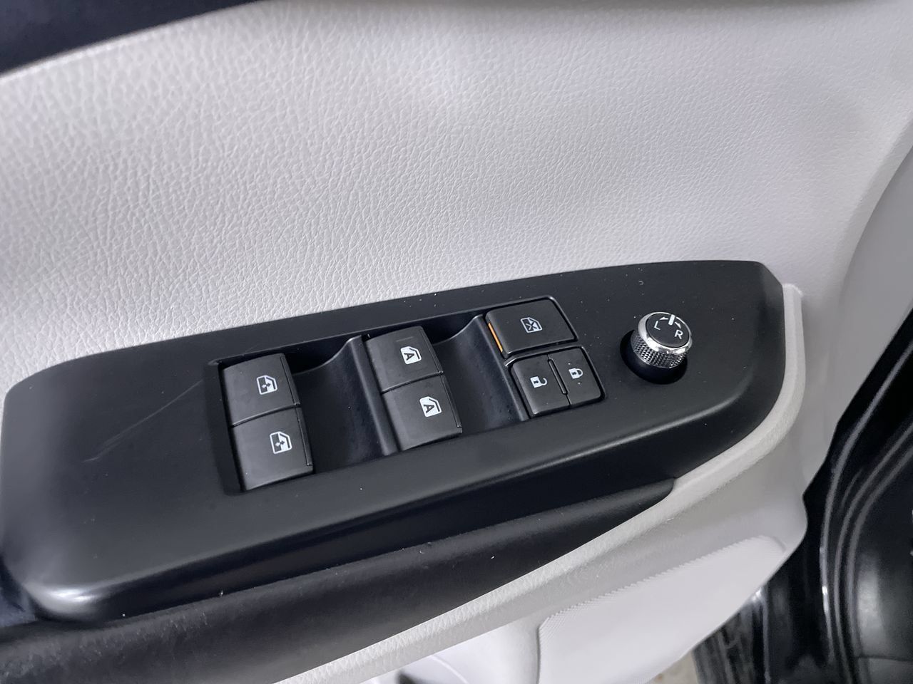 Used 2018 Toyota Highlander XLE AWD/4WD image 11