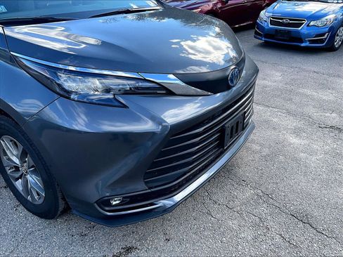 Used 2025 Toyota Sienna XLE w/ XLE Plus Package image 5