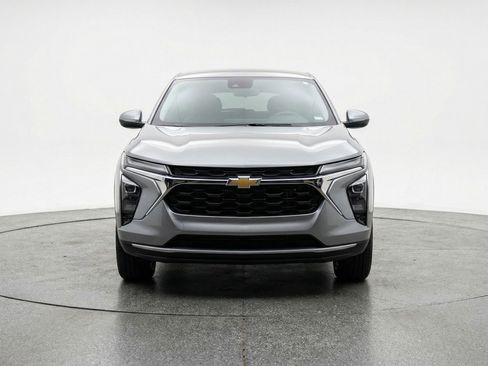 Used 2025 Chevrolet Trax LT FWD image 2