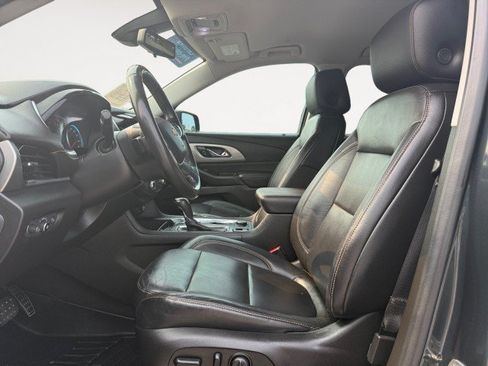 Used 2019 Chevrolet Traverse RS FWD image 2
