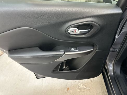 Used 2019 Jeep Cherokee Latitude Plus w/ Cold Weather Group image 28