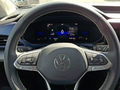 Certified 2023 Volkswagen Taos SE w/ Panoramic Sunroof Package image 24