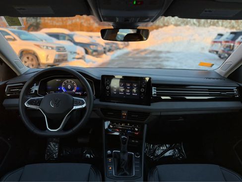 Certified 2025 Volkswagen Jetta SE w/ Sunroof Package image 18