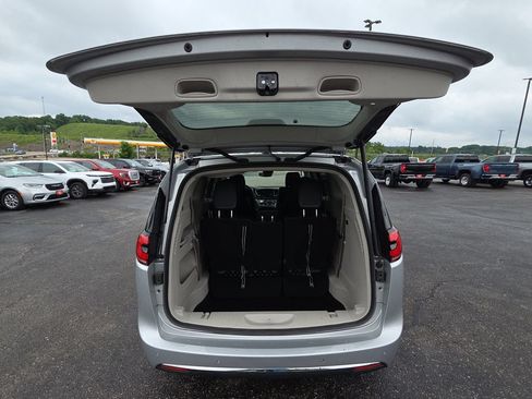 Used 2023 Chrysler Pacifica Touring-L FWD image 30