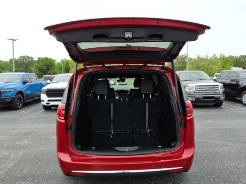 Used 2025 Chrysler Pacifica Select FWD image 5
