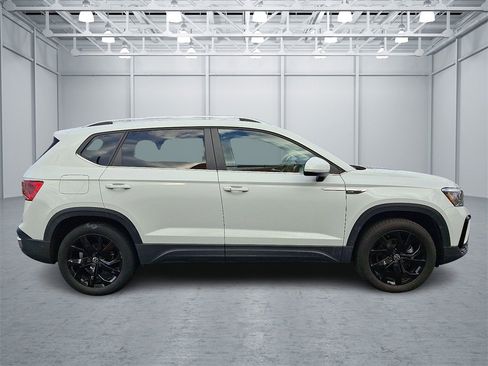 Certified 2022 Volkswagen Taos SE w/ Panoramic Sunroof Package image 7