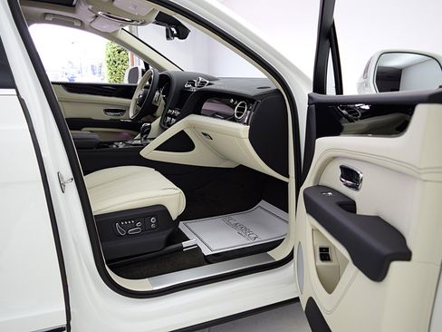 Certified 2023 Bentley Bentayga Plug-In Hybrid AWD/4WD image 40