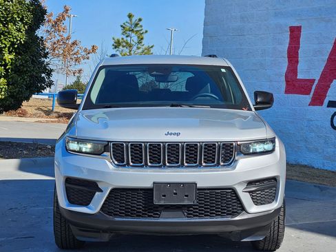 Used 2024 Jeep Grand Cherokee Laredo image 2