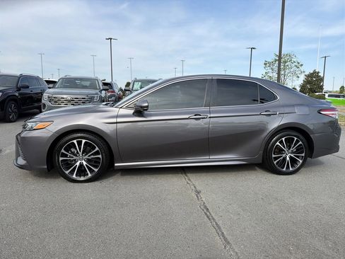 Used 2020 Toyota Camry SE image 2