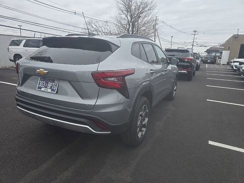 Used 2025 Chevrolet Trax LT w/ LT Convenience Package FWD image 4