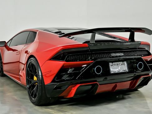 Used 2021 Lamborghini Huracan EVO image 11