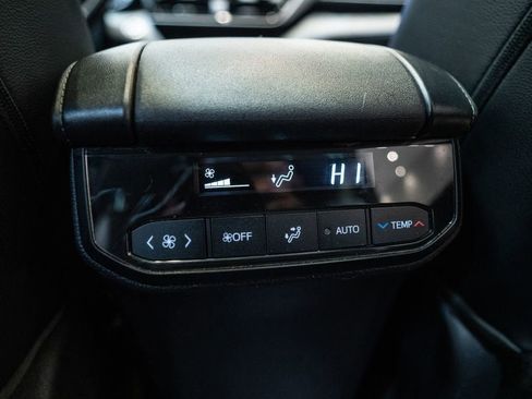 Used 2023 Toyota Highlander XLE AWD/4WD image 39